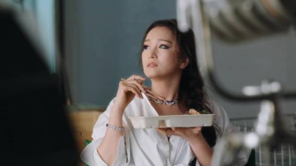 巩俐吃盒饭反差萌,女王形象瞬间软化