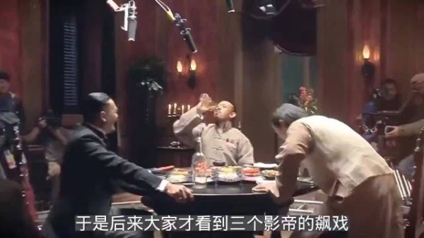 十分钟的戏,就三个人聊天,也就只有姜文敢这么拍