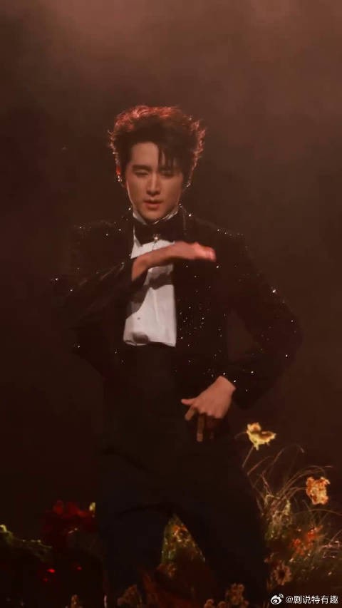 这一套舞蹈编排层次好丰富，把不同曲风的感觉都演绎出来