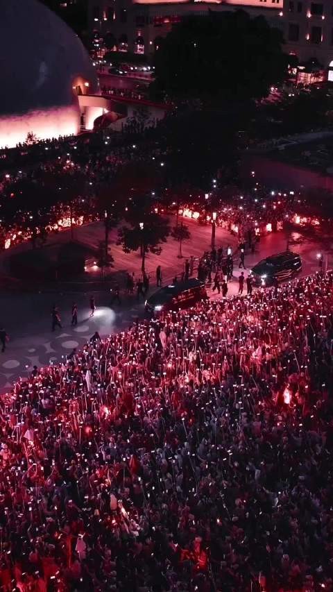 肖战 再次欣赏维港赤红滔天!属于巨星@肖战 的震撼炸裂!这排面无人能及!