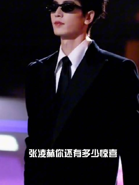 此男又开始疯狂散发魅力了张凌赫直播拆机拿工具比拿话筒还帅是什么操作啊!