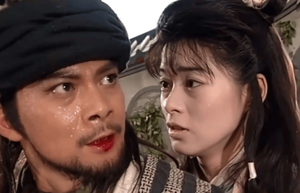 萧峰死了70年后,他的绝招为何会被周伯通学去?阿朱红着脸说出答案
