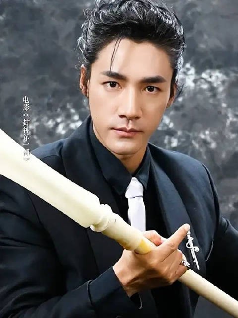 手持三尖两刃刀,仔细看,是不是杨戬?