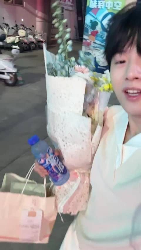 接女友散场递宵夜，共享追星纯粹快乐