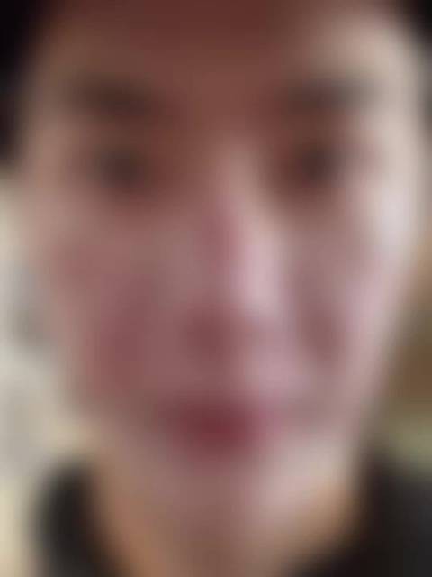 王一博ins发了素颜自拍，纯素颜，纯自拍，摩托姐姐一边舔颜，一边心疼…