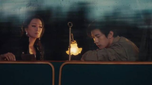 巩俐易烊千玺列车同框,昏黄灯光暗流涌动故事感十足