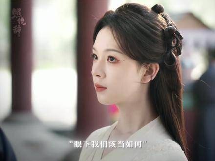 这一幕镜中对峙,堪称双向壁咚的巅峰演绎,镜子都忍不住认证为顶级互钓现场