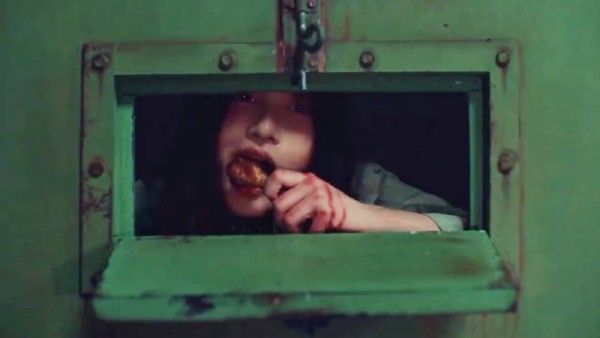 她是18刀捅死老师的杀人犯,是连狱警都不放在眼里的疯子