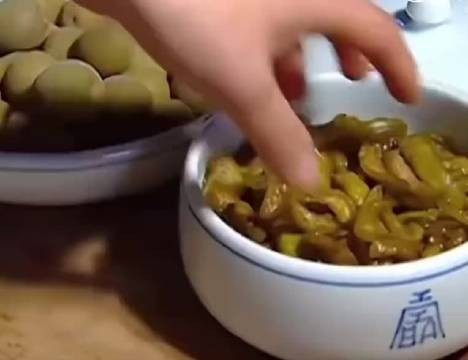 这么寒酸的菜,当年是怎么看得热血沸腾的