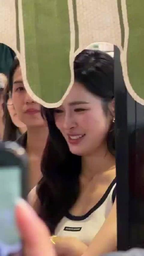 邝玲玲今日份活动小合集 邝总现身 好美一张脸 好甜好宠粉的邝邝