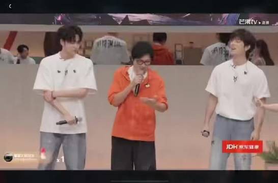 孙楠披哥二公小考,将歌词抄手上坦然面对记词难题