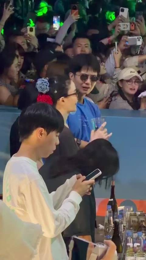 王菲的男闺蜜是谁? 网友问为什么王菲去哪都有他?对女儿和对她都很贴切