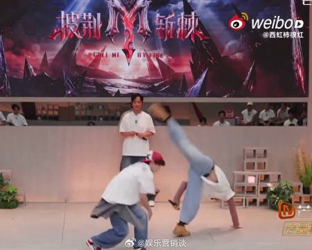 开场朗诵的嗓音和节奏,氛围感营造得实在太过出色