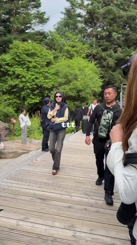 王楚然穿棉马甲,山区温差大保暖意识强