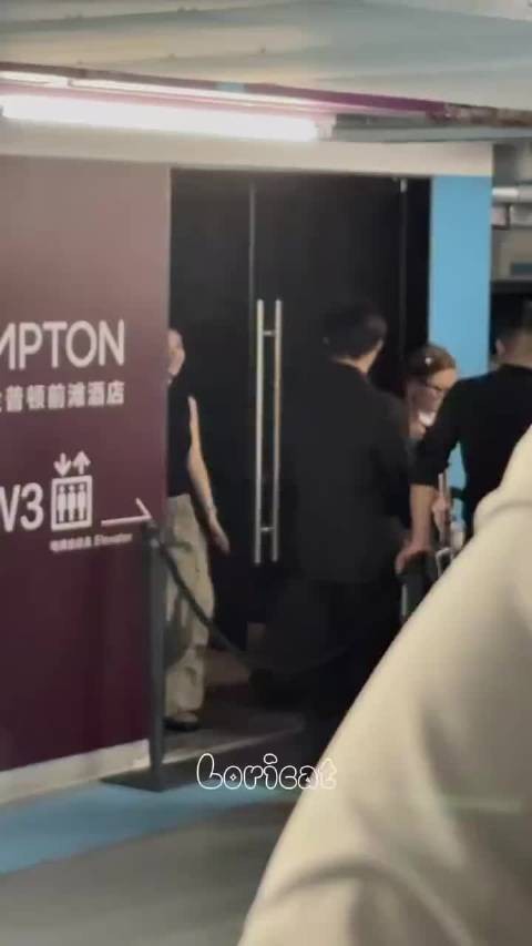 就这个美女好真诚!章若楠小跑着奔向粉丝收信的样子也太甜了吧!