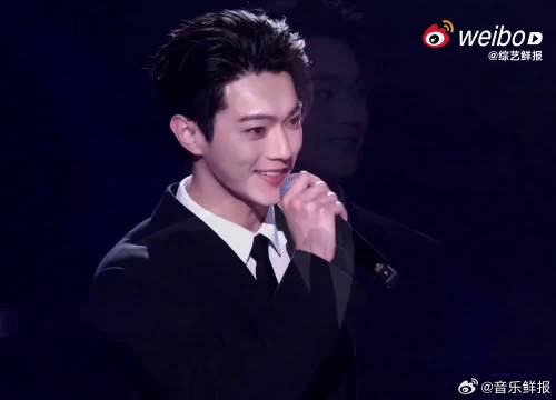 看密室才发现他俩一直在争谁是大哥,一来一回的互动太有梗了