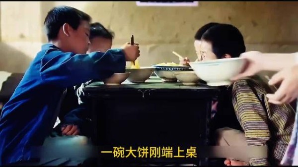 一老一少在苦难中相互救赎，用尊严与学识冲破命运牢笼
