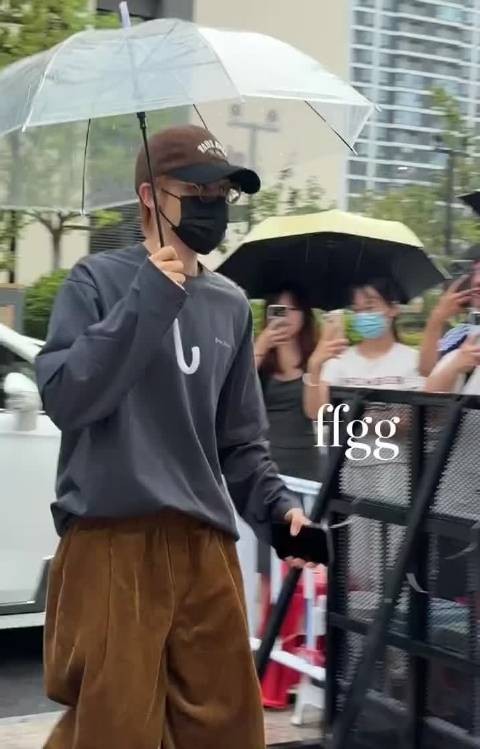 侯明昊《念相思》今天下雨天上班路透来了,来看看吧
