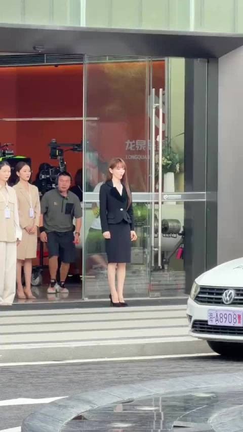 看一看女明星是如何拍戏的,这小步伐