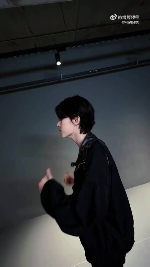 外界的声音纷杂喧嚣，只有站在舞蹈舞台上，卓沅可以毫无保留地做自己