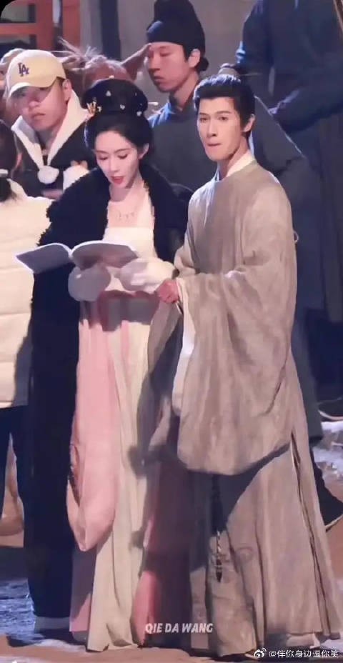 孟子义李昀锐生日同乐,牙牙乐夫妇笑容满面