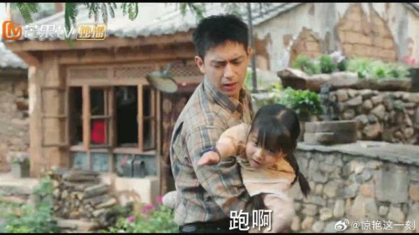 熊孩子给马喂辣条 见总裁过来逃跑,还是被抓现行