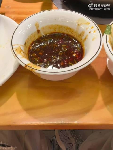 张泽禹带打卡牌吃饭,标记好吃与一般
