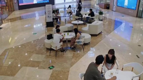 这老婆比那服务员漂亮多了阿
