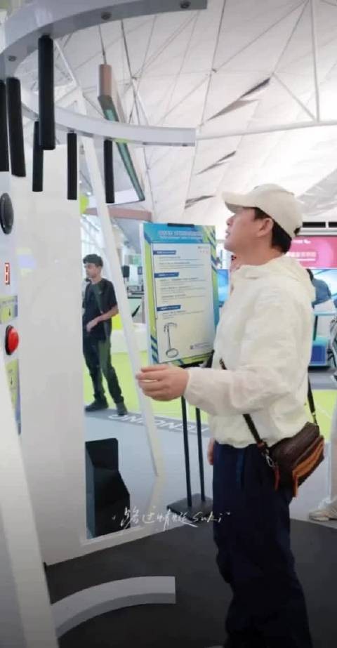 笑飞了 急得两手去抓,把没掉落的薅下来了,又偷偷的安回去