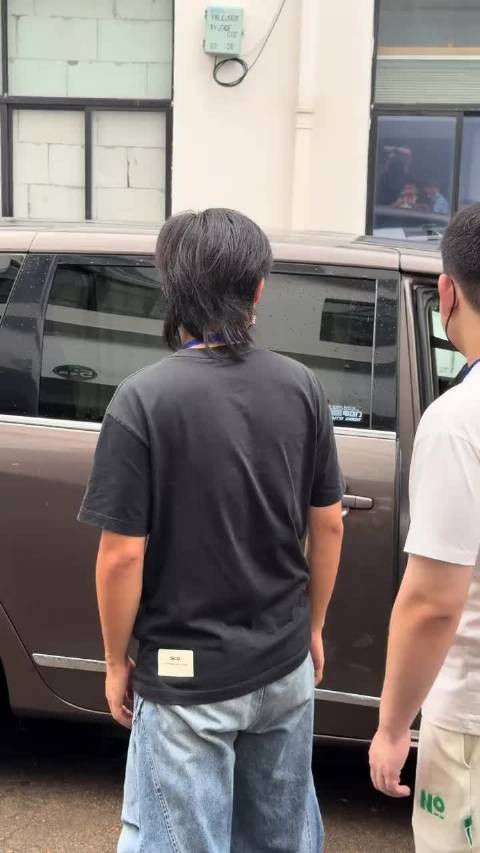 张凌赫上班,年轻就是好穿什么都帅气