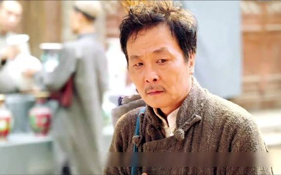乞丐在大街上闻到了一股奇怪的味道，他不敢相信是老字号饭店传出来的