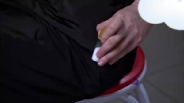 老妈炒菜总不放盐,没想到还是大儿媳聪明,自己带了一小瓶盐!