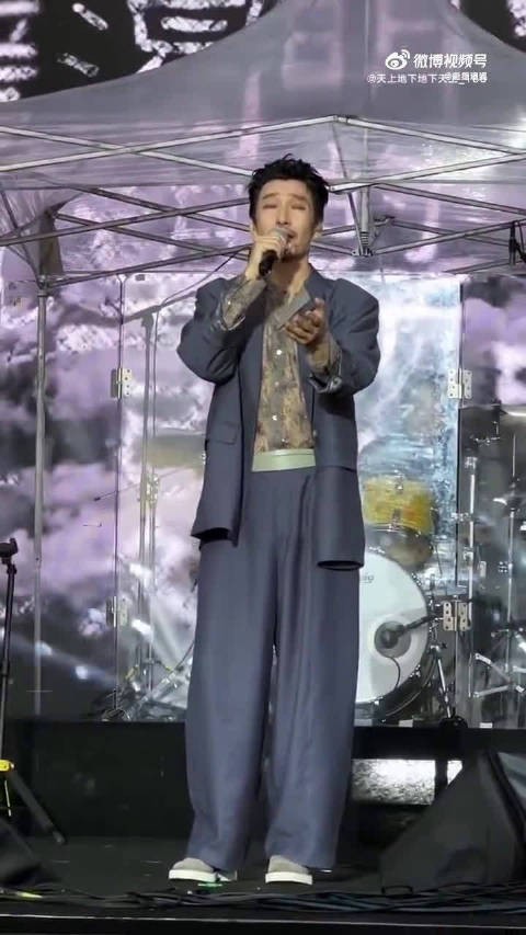 很难想象温柔内敛的满江,早年演过这种痴情憨憨角色,反差感直接拉满