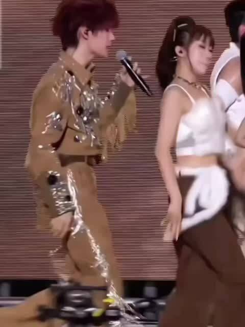 张真源表面努力强装淡定,下一秒胆量直接撤回,每一个小反应都充满喜剧氛围感