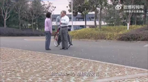 自己学不好怪老师,多大仇啊当街给刀子