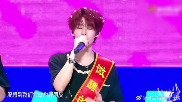 闯关氛围那么紧张,一眼就瞅见那根超长充电线,实在是太有反差感