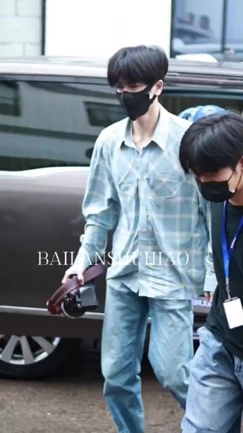张凌赫刺棠围读路透 好清新的穿搭 素颜状态看着也不错