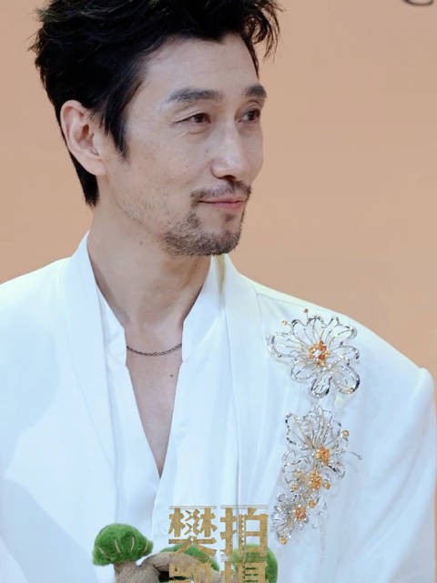满江曾和梅婷严屹宽演过偶像剧，哥也太全能了吧，唱歌演戏都不耽误！