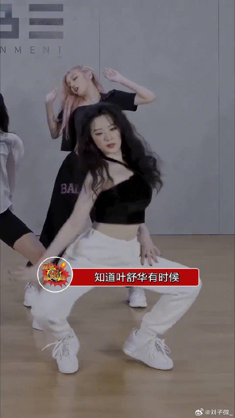 笑不活了,叶舒华唱歌,没有一个音在调上,妹妹这是碰到不会唱的了吗?