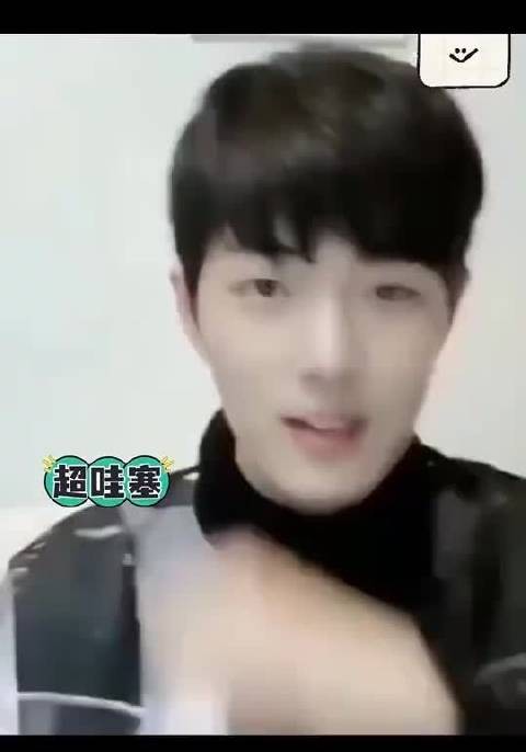 肖战这会看着好无忧无虑,这是一个真实的直播 可爱到爆