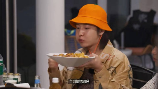 好可愛ㅠㅠ 小倉鼠嘴巴鼓鼓的又接下了想吃的洋蔥炒蛋