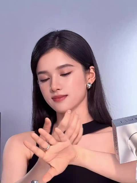 张婧仪镜前瞬间,化妆师还原骨相生动