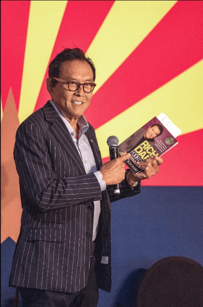 《富爸爸穷爸爸》作者自曝负债12亿美元,曾与特朗普合著《让你赚大钱》