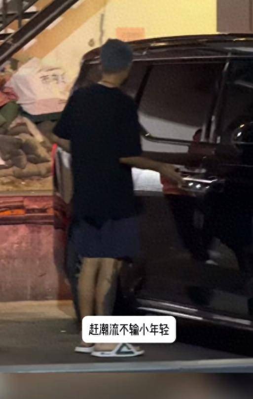 文章带新女友看话剧,马伊琍专心陪伴孩子,18岁爱马身高超妈妈