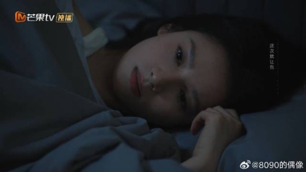 陈异背收拾东西出差,苗靖赖在房间不走:你走一下试试