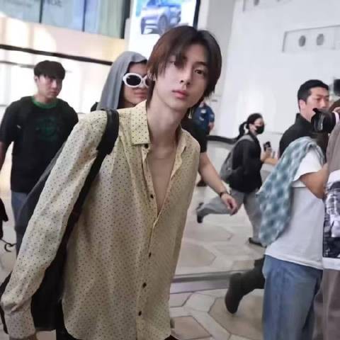 今早CORTIS金主训出国机场饭拍，衬衫纽扣这样系也太going了
