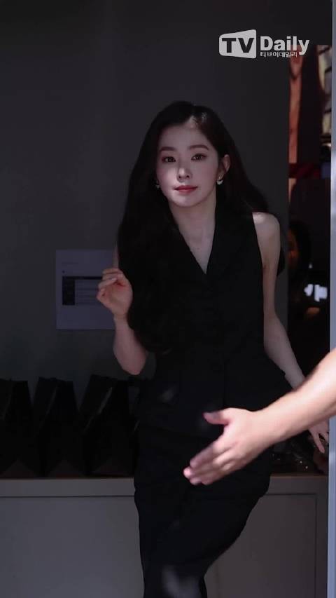 裴珠泫今日亮相YSL美妆活动 一件简单的黑衣就足够美!