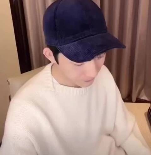 井柏然直播回应双眼皮争议,称未手术只是年纪大皮松