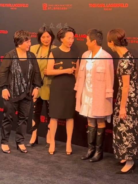 何超琼四太梁安琪何家同框亮相活动，何超琼依然高贵优雅、超凡瑰丽