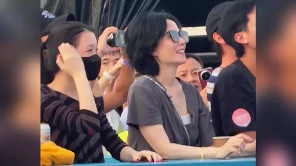 窦靖童音乐节，王菲李嫣宋妍霏瑞恩现场躲镜头
